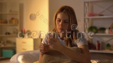 担心女人坐在床上看妊娠试验，<strong>不孕</strong>问题